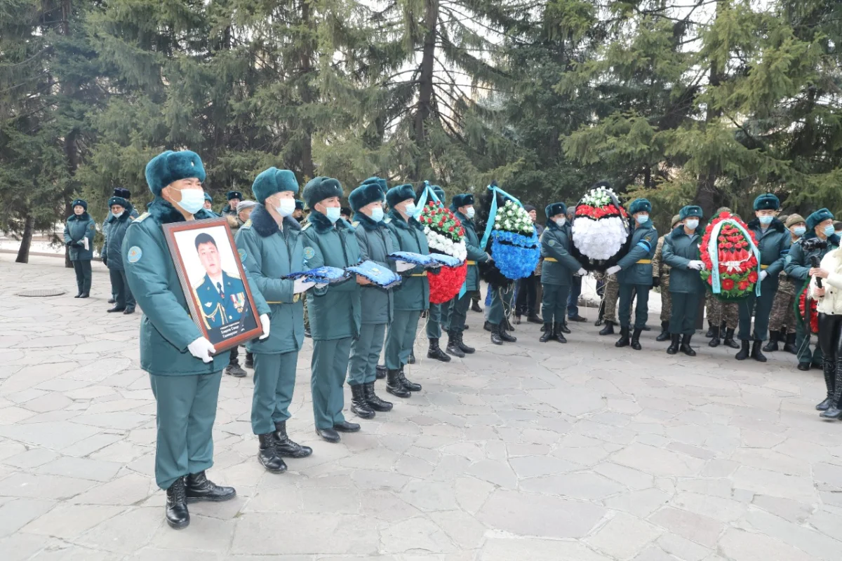 С подполковником, погибшим во время штурма акимата, простились в Алматы