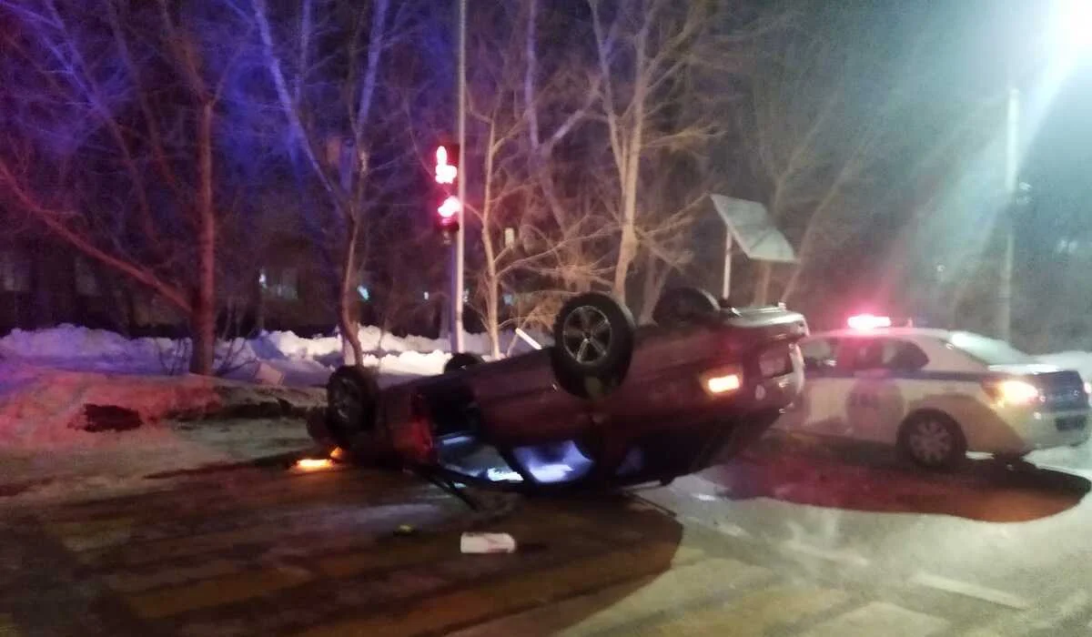 Автомобиль врезался в дорожный знак и перевернулся на крышу в Нур-Султане