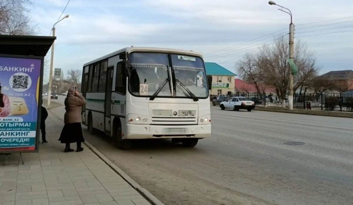 Беременная женщина выпала из тронувшегося автобуса в Актобе