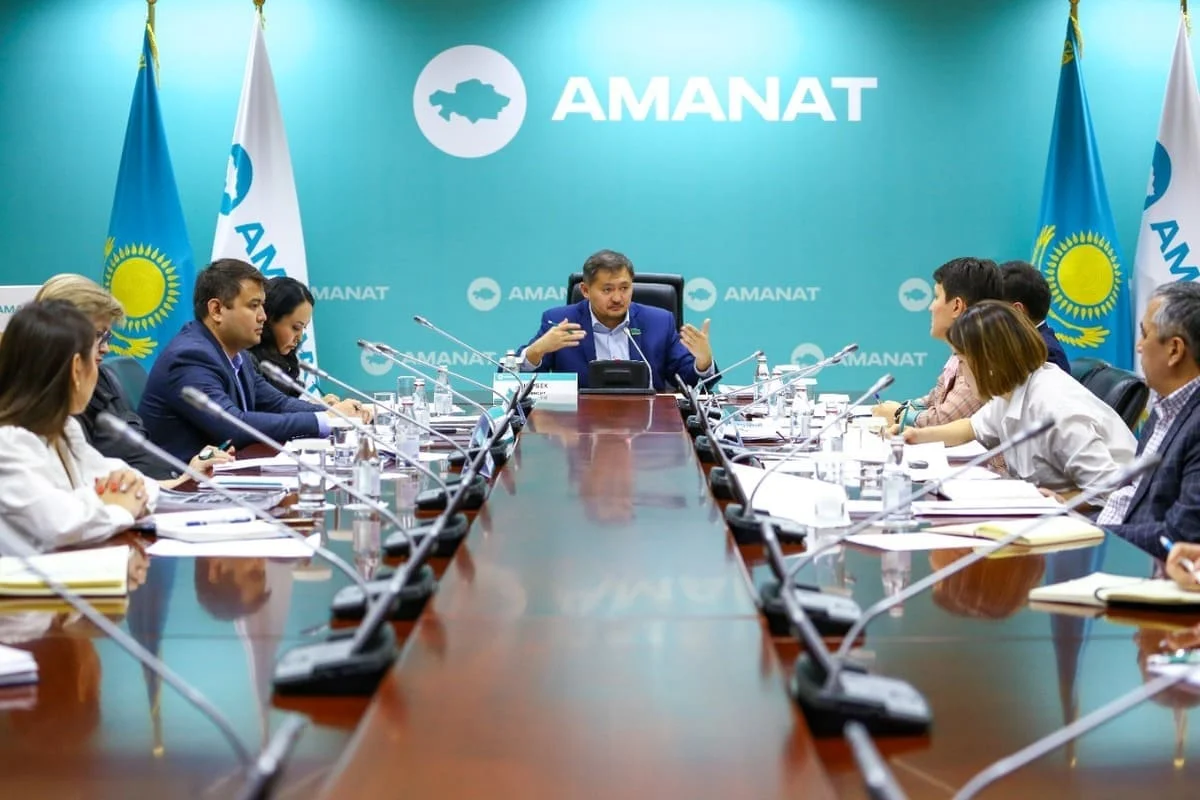 Программу партии «AMANAT» обсудили депутаты и эксперты