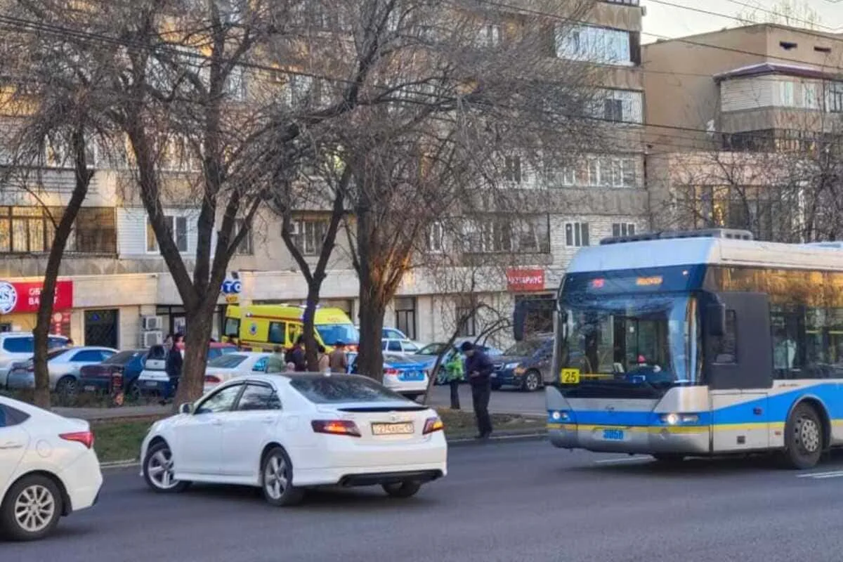 В семейную пару стреляли при выходе из обменника в Алматы