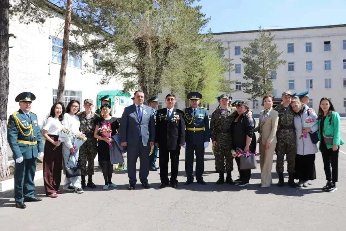 Молодежное крыло партии «AMANAT» поздравило нацгвардейцев в Павлодаре