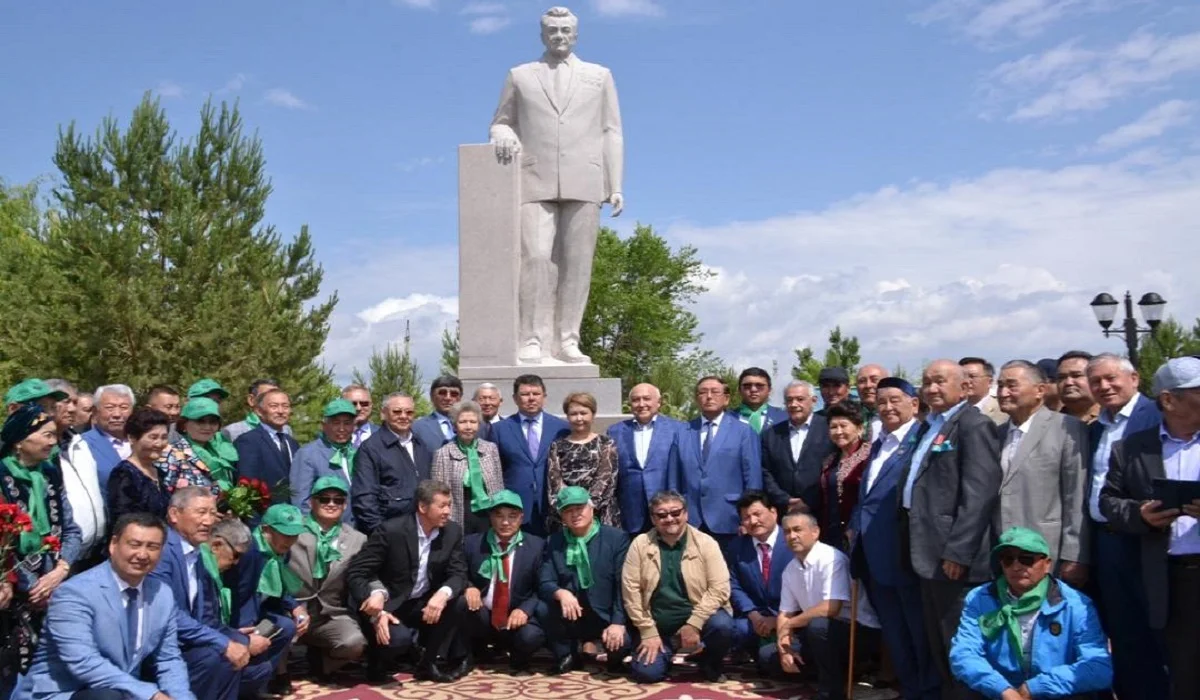 Памятник Кунаеву открыли в Алматинской области