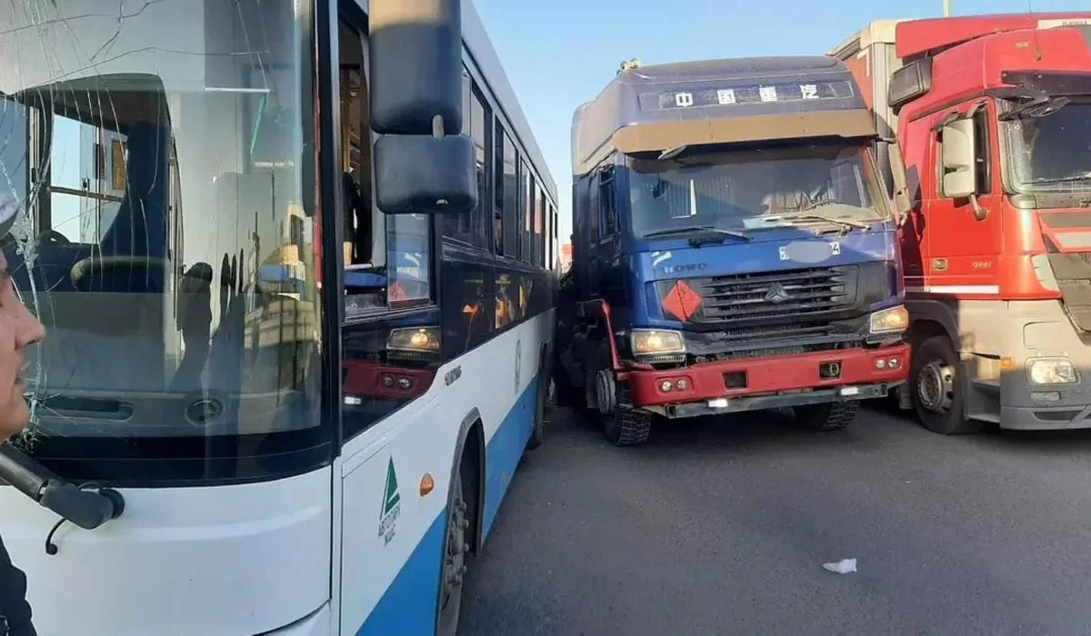 Грузовик врезался в автобусы с пассажирами в Актобе