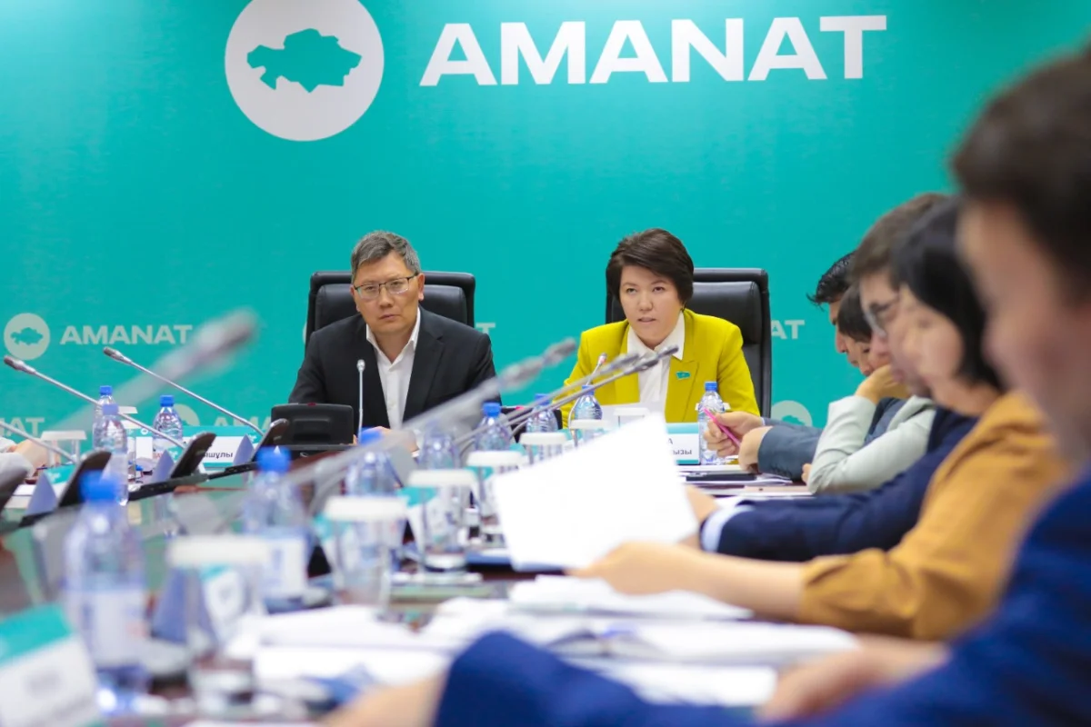 Партия «AMANAT» проконтролирует выплату отпускных учителям школ