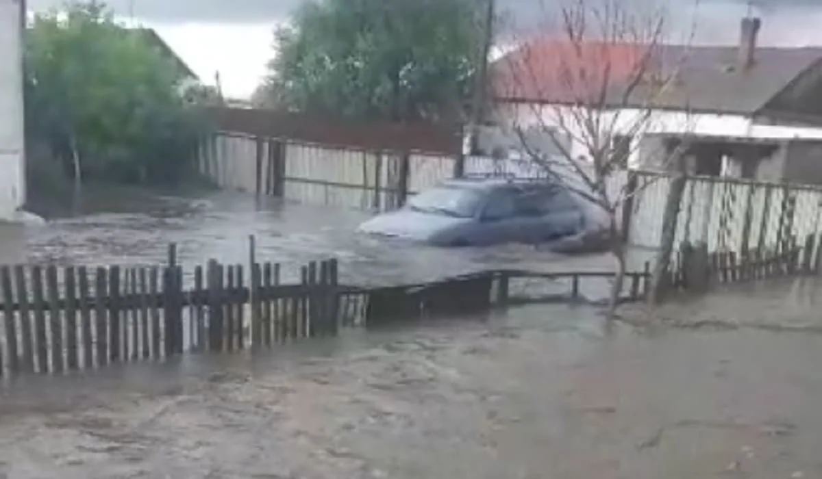 Очевидцы сняли на видео, как после ливня затопило село в Карагандинской области