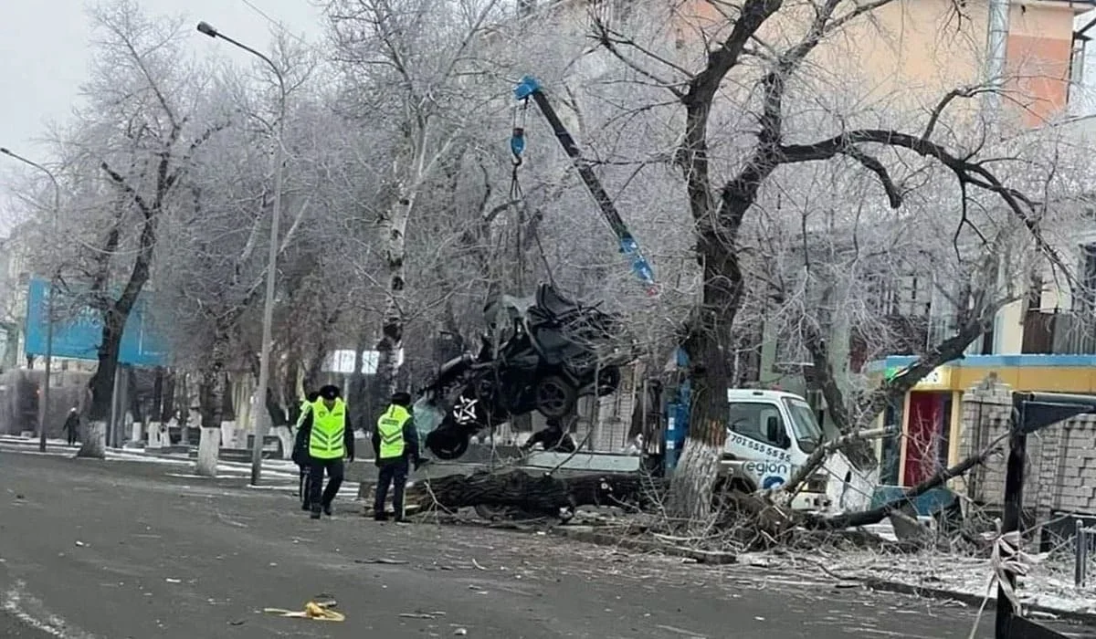 Авто врезалось в ограждение, столб, дерево и забор: жуткое ДТП произошло в Павлодаре