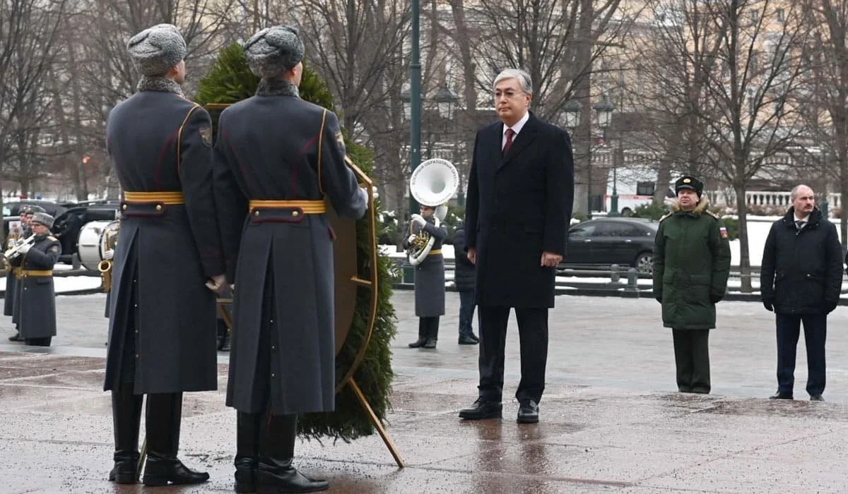 Президент возложил цветы к Могиле неизвестного солдата в Москве