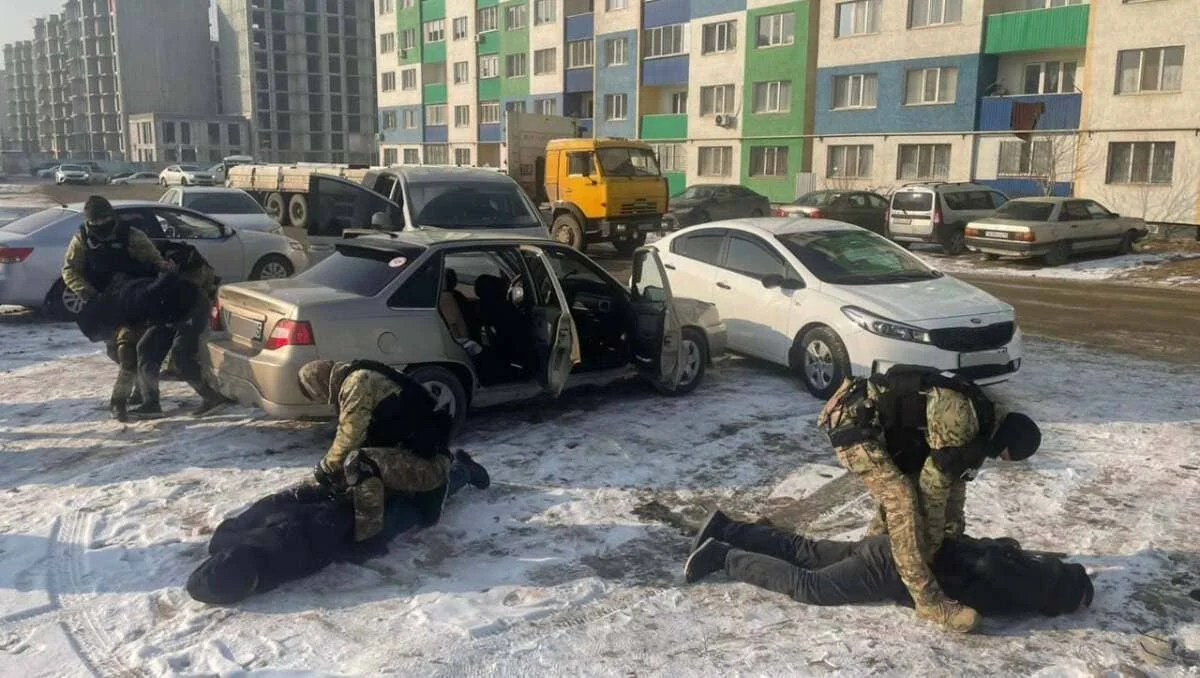 Задержание группы воров-домушников сняли на видео в Алматы