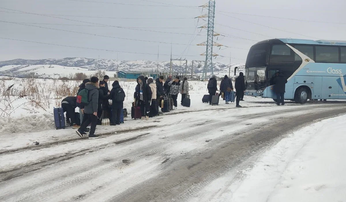 «Автобус эвакуирован»: 79 детей застряли в горах Алматинской области