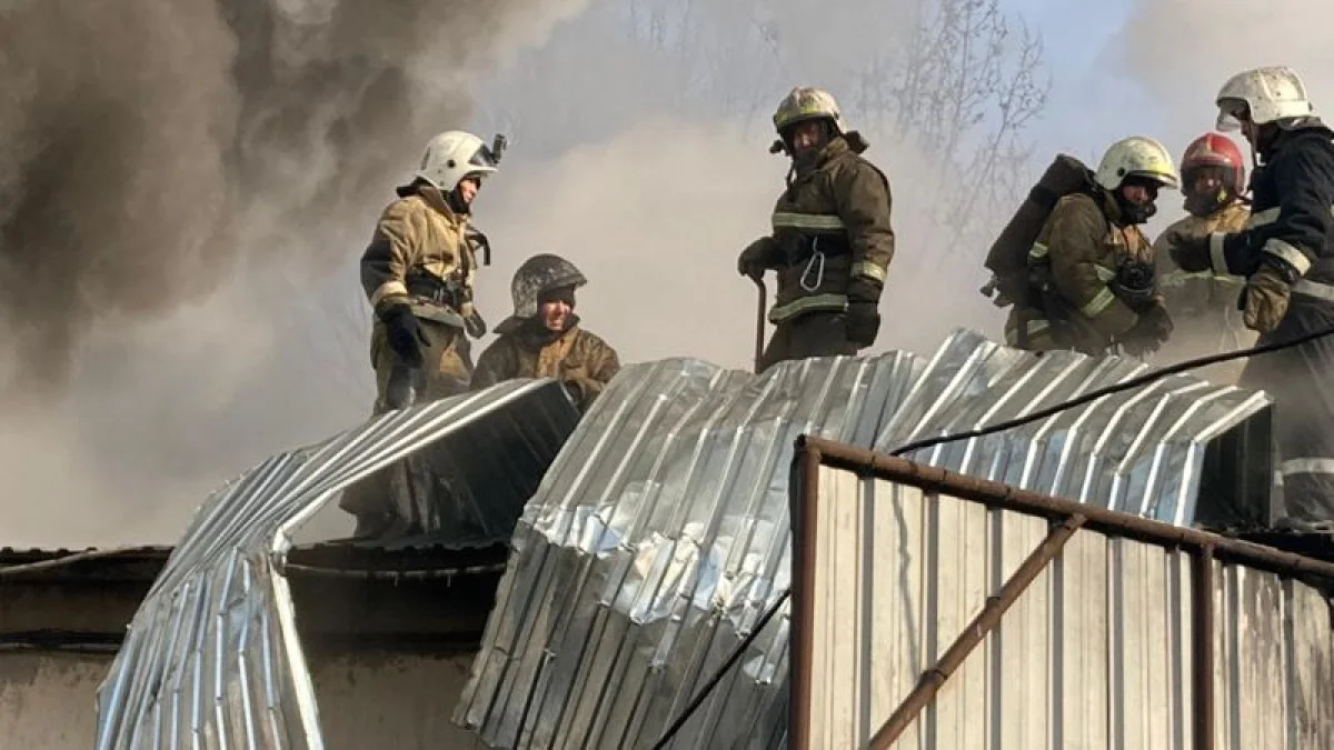 Около барахолки в Алматы потушили крупный пожар на складе