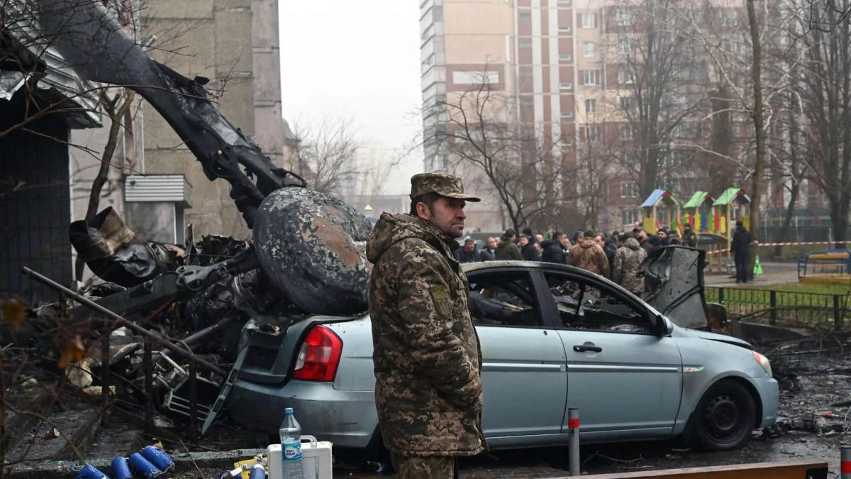 Названы три версии крушения вертолета под Киевом