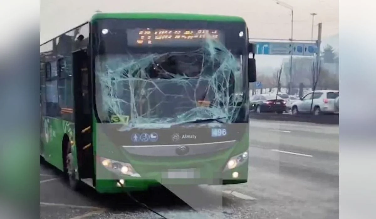 Два автобуса столкнулись в Алматы, есть пострадавшие