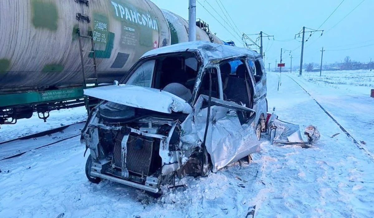 Поезд протаранил автомобиль с людьми в Акмолинской области: фото с места трагедии