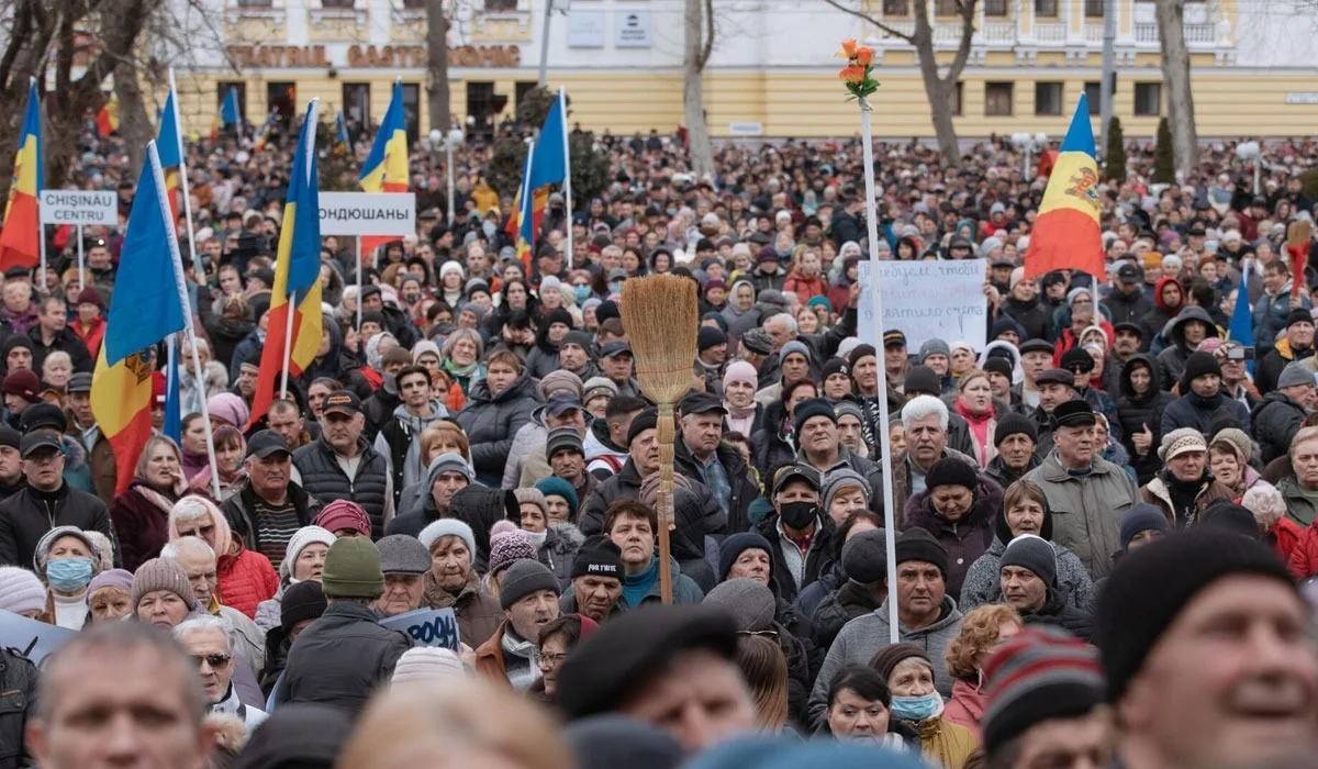 Массовые протесты вспыхнули в Молдове: люди требуют оплатить их счета за комуслуги