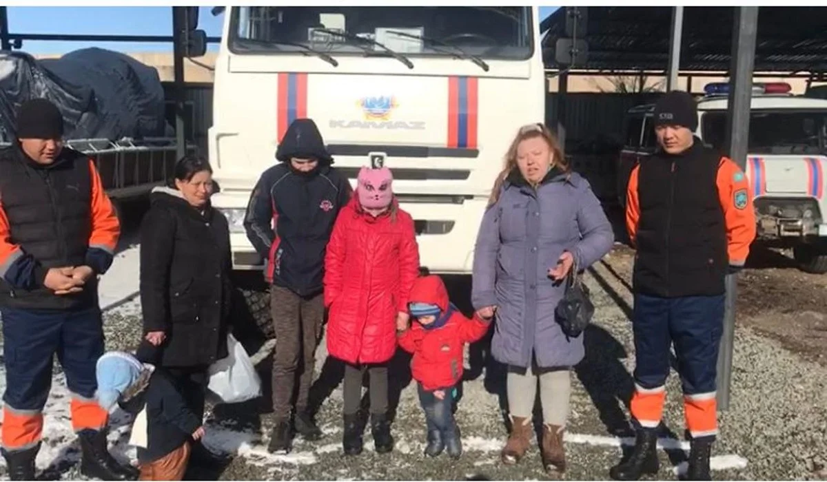 Таксист бросил женщин с детьми в непогоду на перевале в Алматинской области