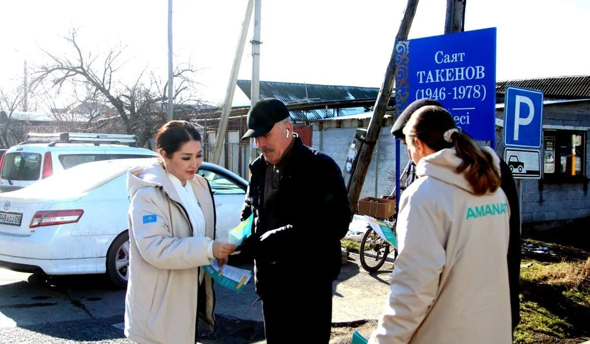 Кандидаты в депутаты прошли по одной из густонаселенных улиц Тараза