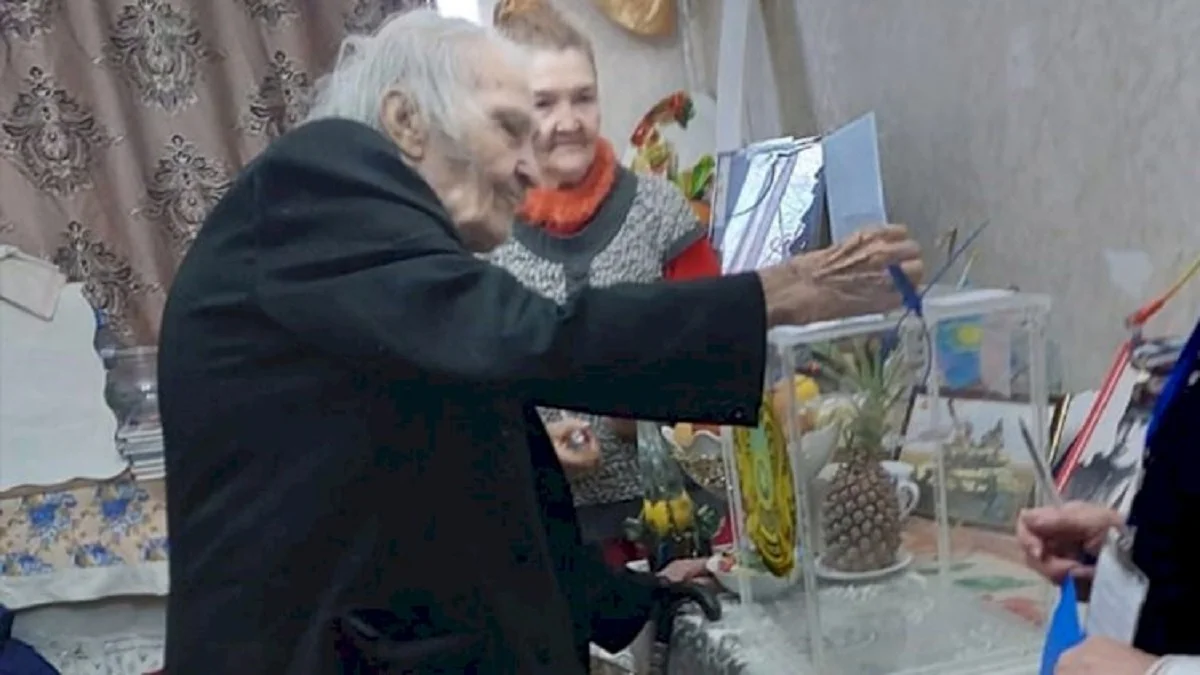 «За будущее нашей страны»: 103-летний ветеран проголосовал в Алматы