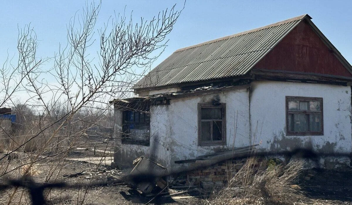 Пожары в Атырауской области: огонь подобрался к домам жителей