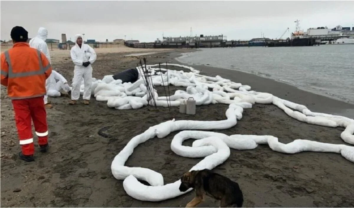 300 литров дизтоплива слили с теплохода в Каспийское море