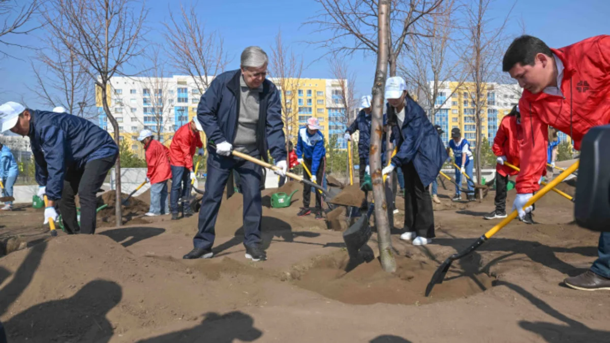 Токаев принял участие в столичном субботнике