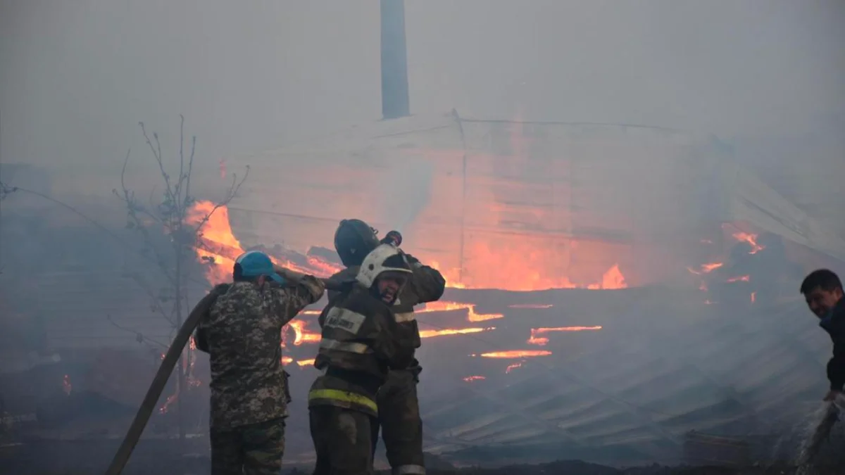 Девять домов уничтожил пожар в Петропавловске, десятки человек эвакуировали