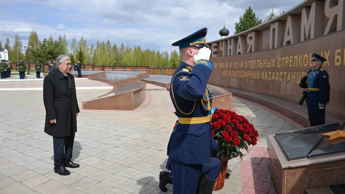 Токаев возложил цветы к Мемориальному комплексу воинам-казахстанцам во Ржеве