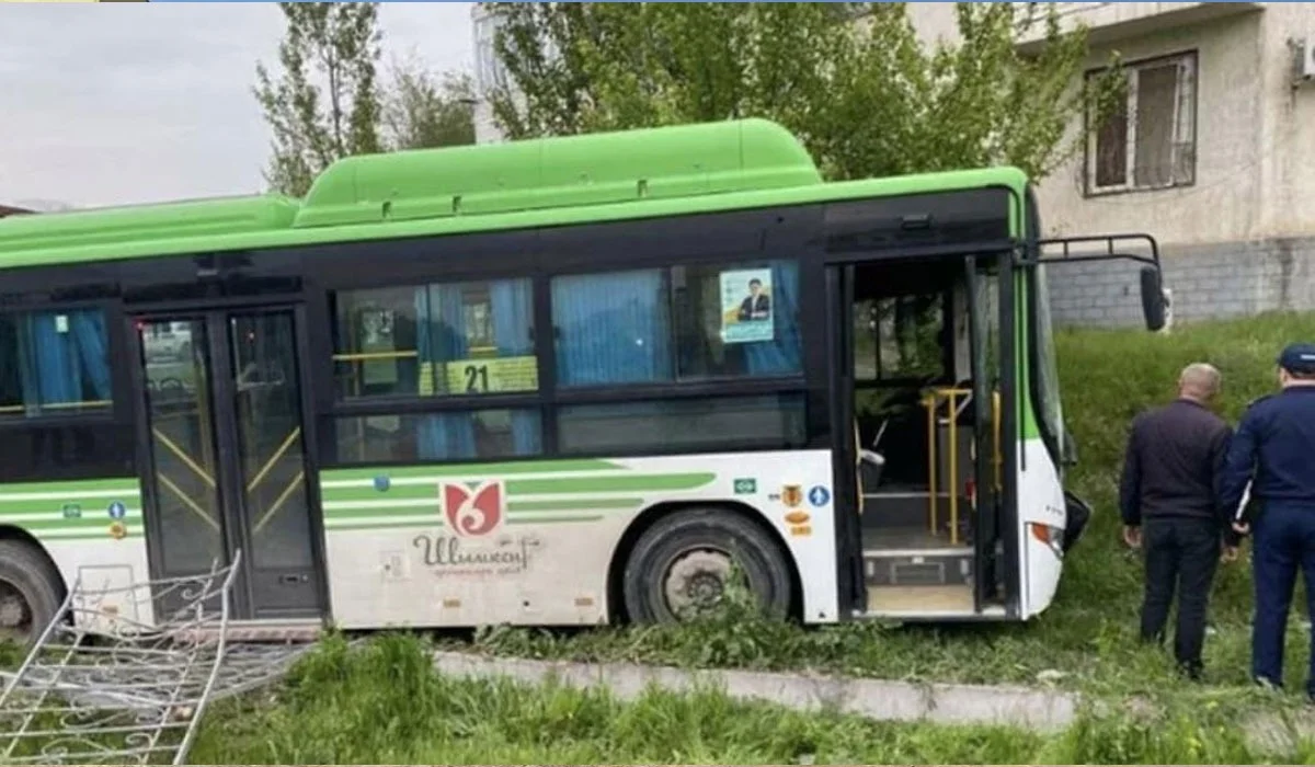 ДТП с неуправляемым автобусом: слухи о смерти водителя прокомментировали в акимате