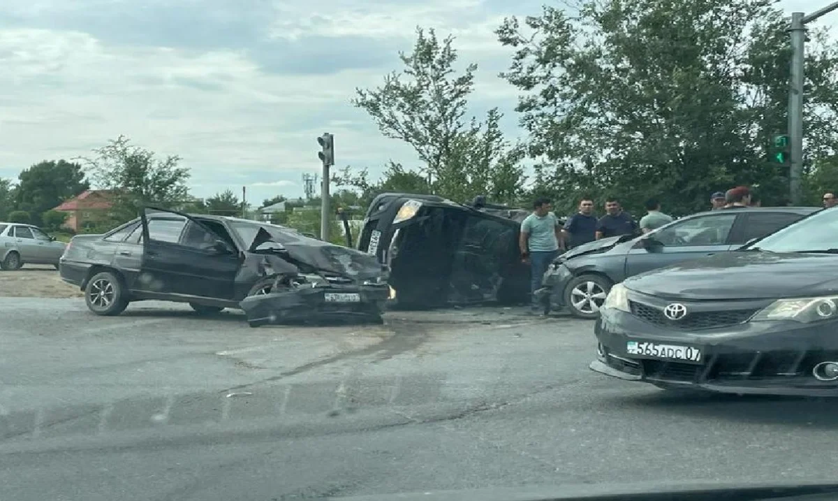 Беременная женщина и четверо детей пострадали в страшной аварии в Уральске