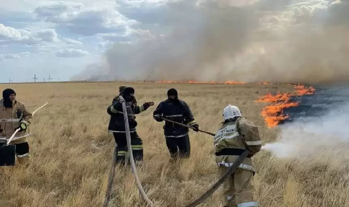 Вертолет задействовали в тушении крупного пожара в ЗКО