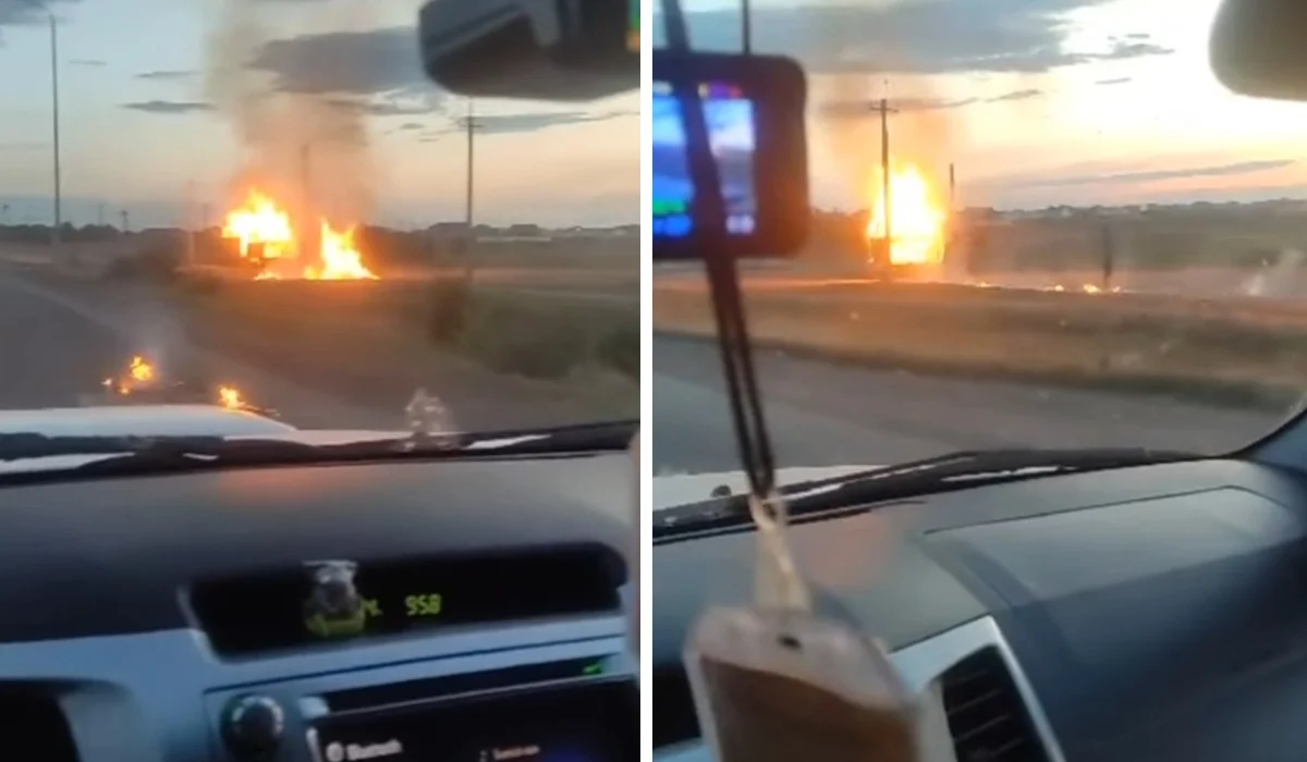 Движущийся трактор с горящими прицепами сняли на трассе в ЗКО