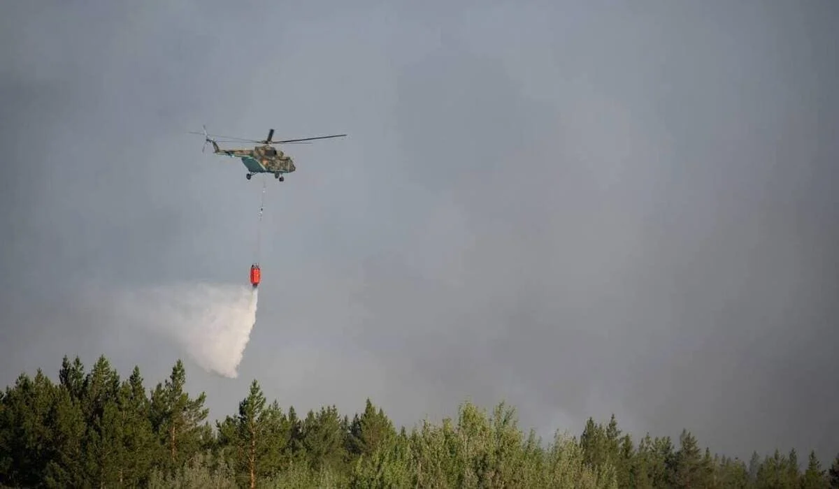 Крупный пожар тушат с помощью вертолета в Боровом