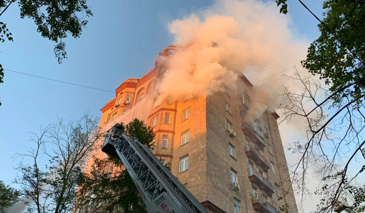 Столичные огнеборцы спасли пьяного мужчину во время тушения пожара