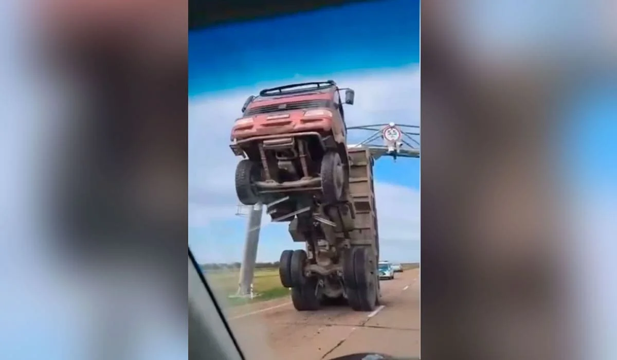 Висящий на дорожной опоре грузовик сняли на видео в Костанайской области