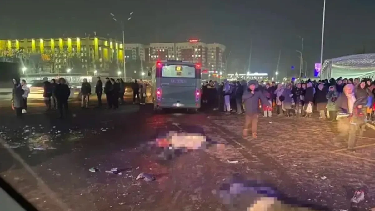 Видео нападения на водителя автобуса, въехавшего в толпу людей в Алматы, появилось в Сети