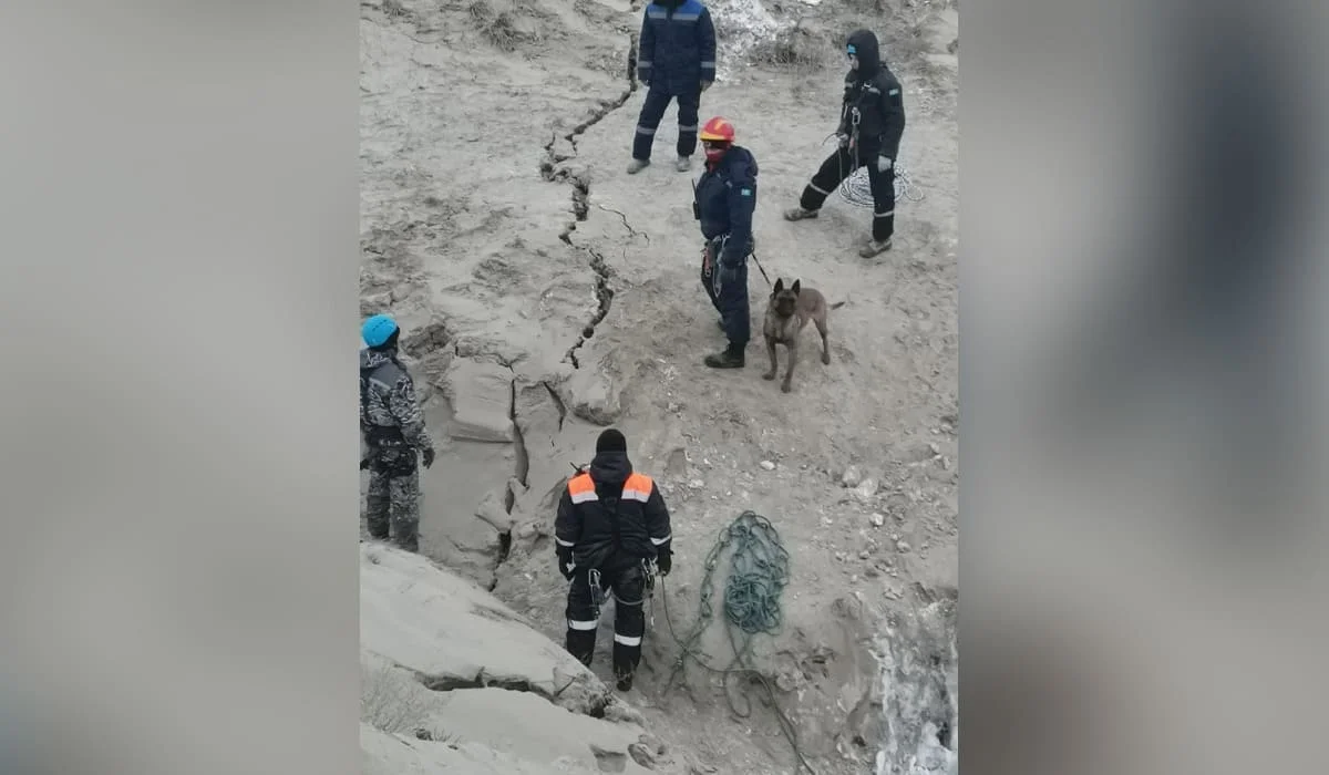 Продолжаются поиски автобуса с людьми, провалившегося под землю в Павлодарской области