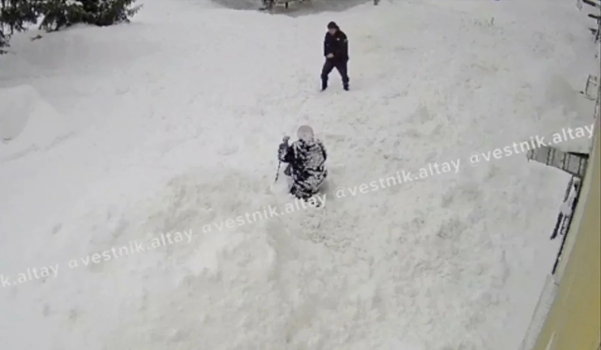 Снег с крыши многоэтажки рухнул на пенсионерку в ВКО. Видео