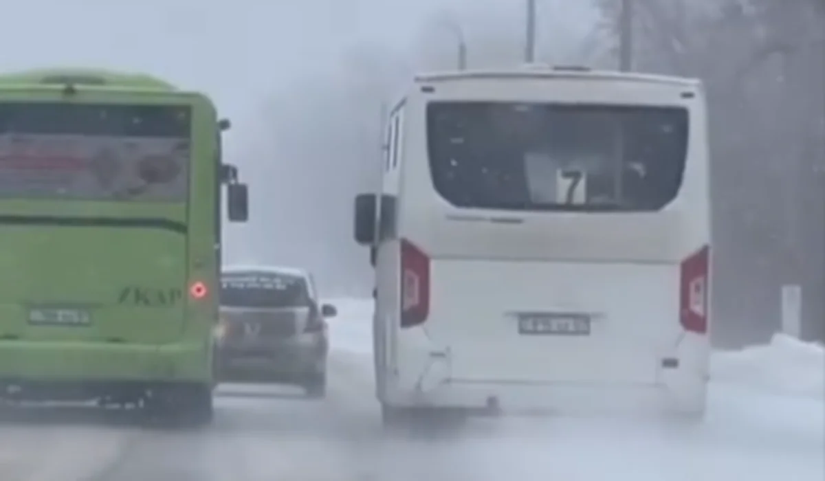 Гонка городских автобусов попала на видео в Уральске