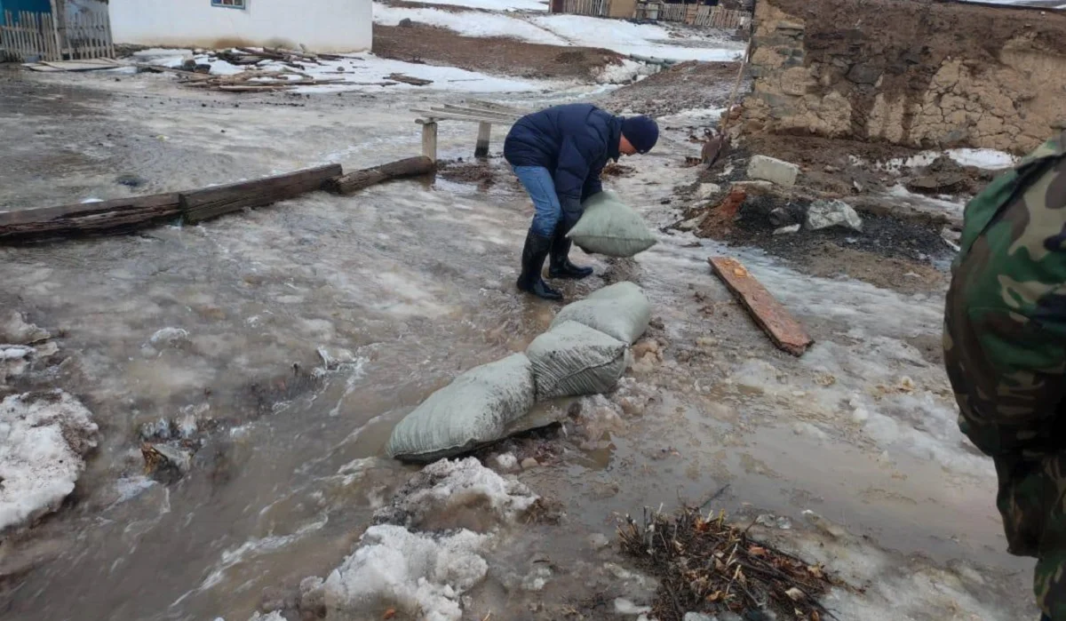 Талые воды топят атырауские улицы