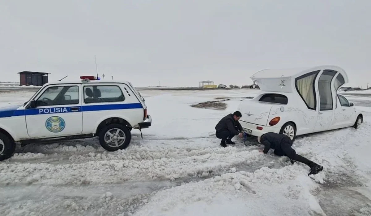 Лимузин с новорожденным застрял в сугробе в Павлодарской области