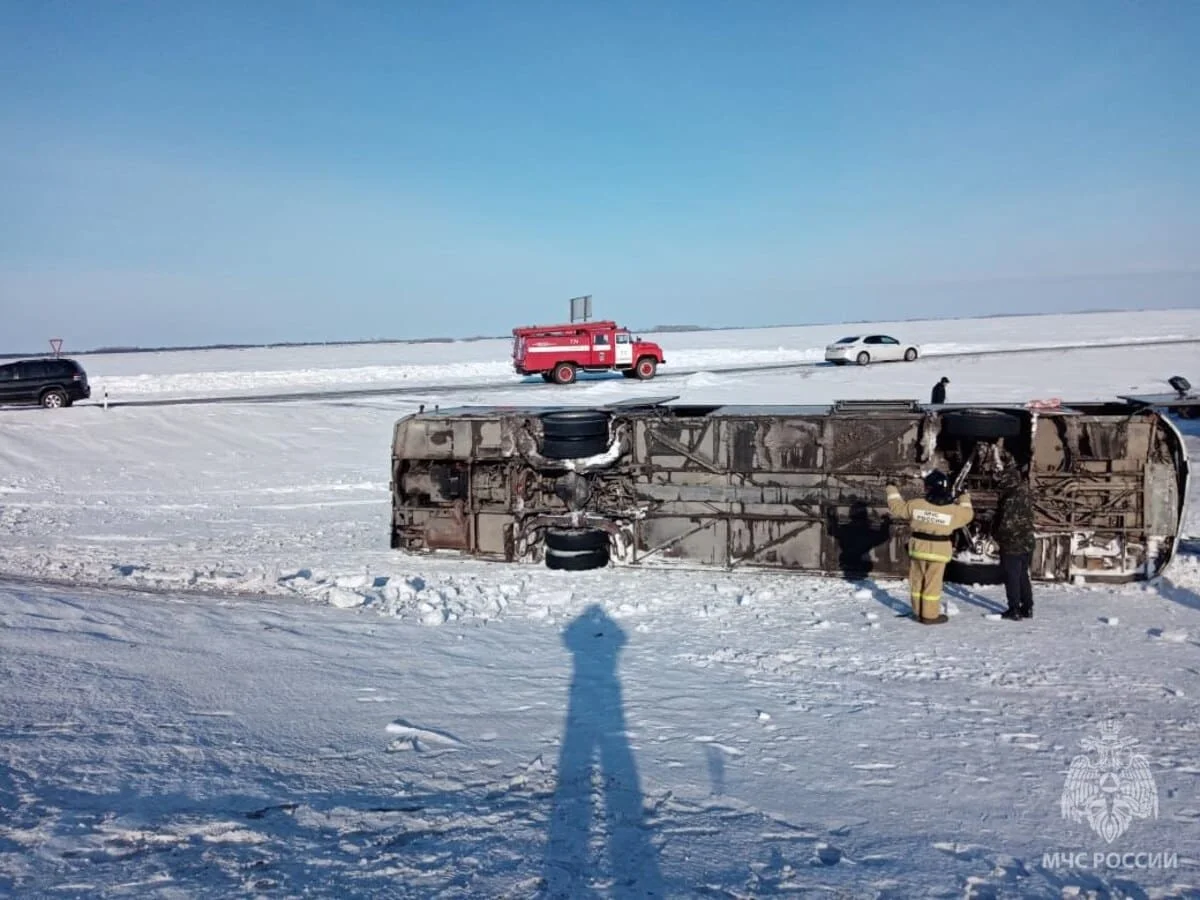 Выехавший из Шымкента автобус с 54 пассажирами опрокинулся на трассе в России