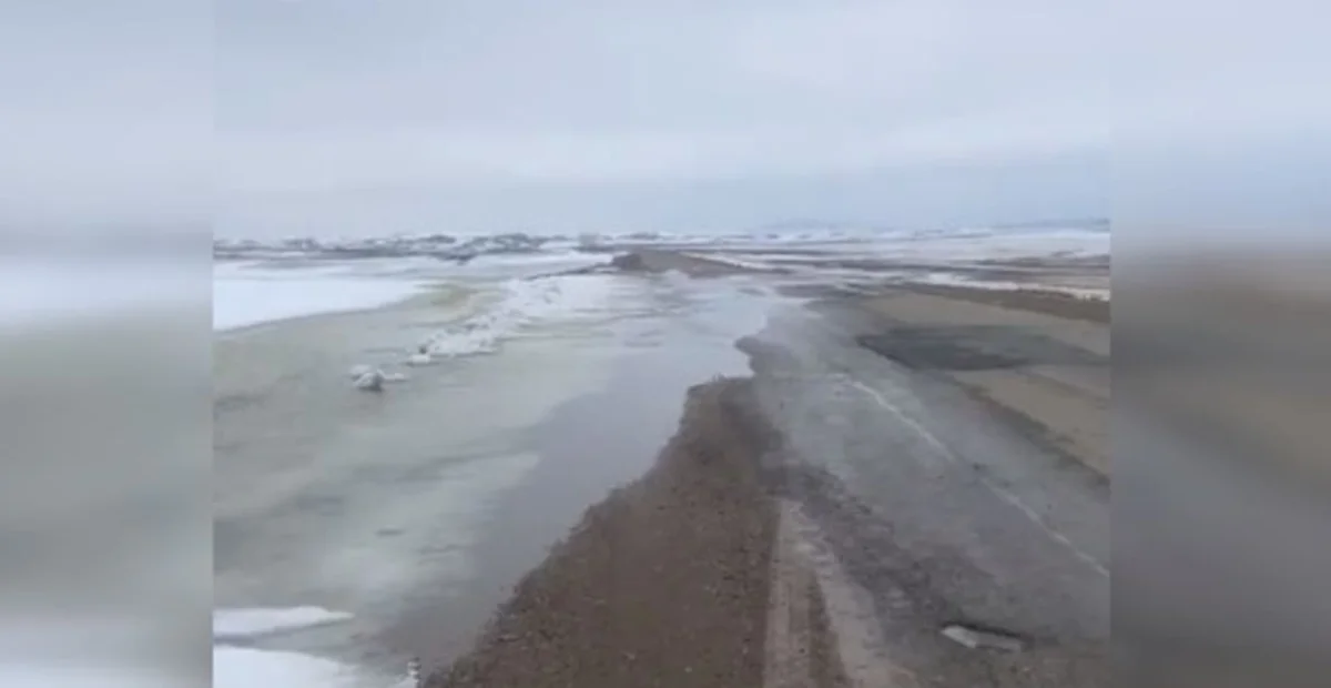 Талые воды затопили дорогу в Абайской области