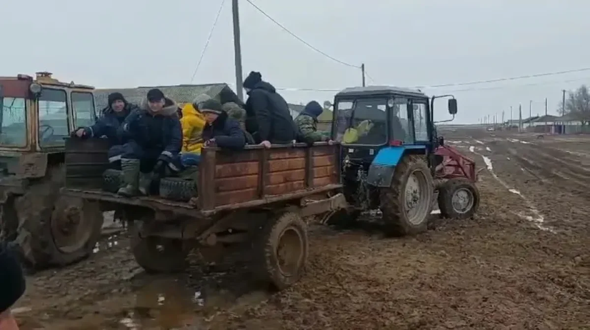 «В прицепе трактора на ЕНТ»: акима и директора школы наказали в ЗКО