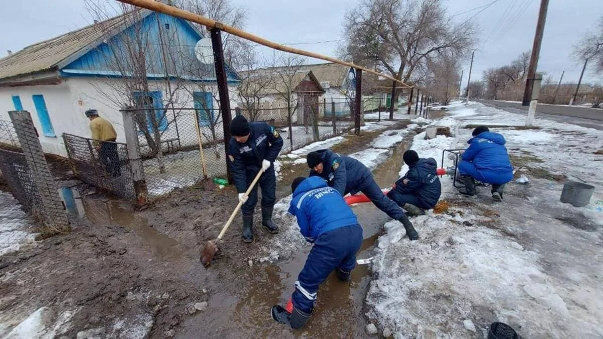 Казахстанцы, пострадавшие от паводков, получат материальную помощь