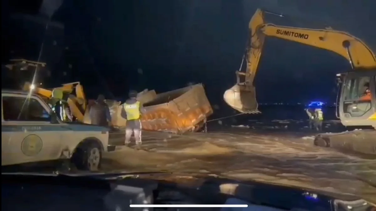 Три грузовика вытащили из воды в Карагандинской области. Видео