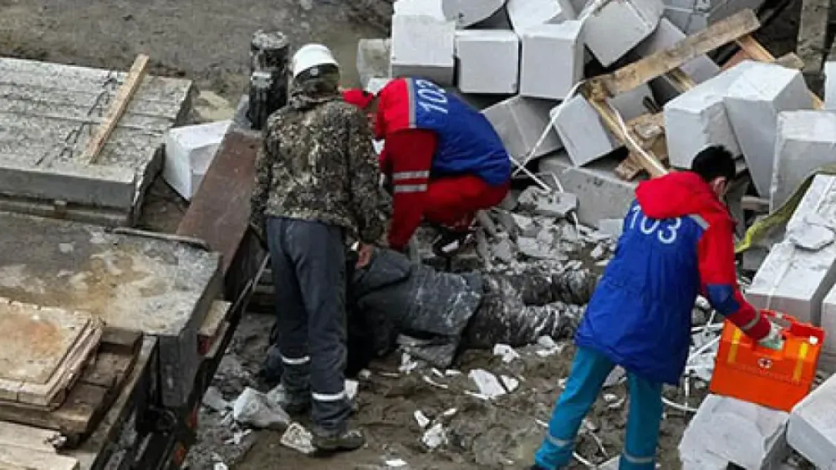 Мужчину завалило блоками на стройке в Костанае