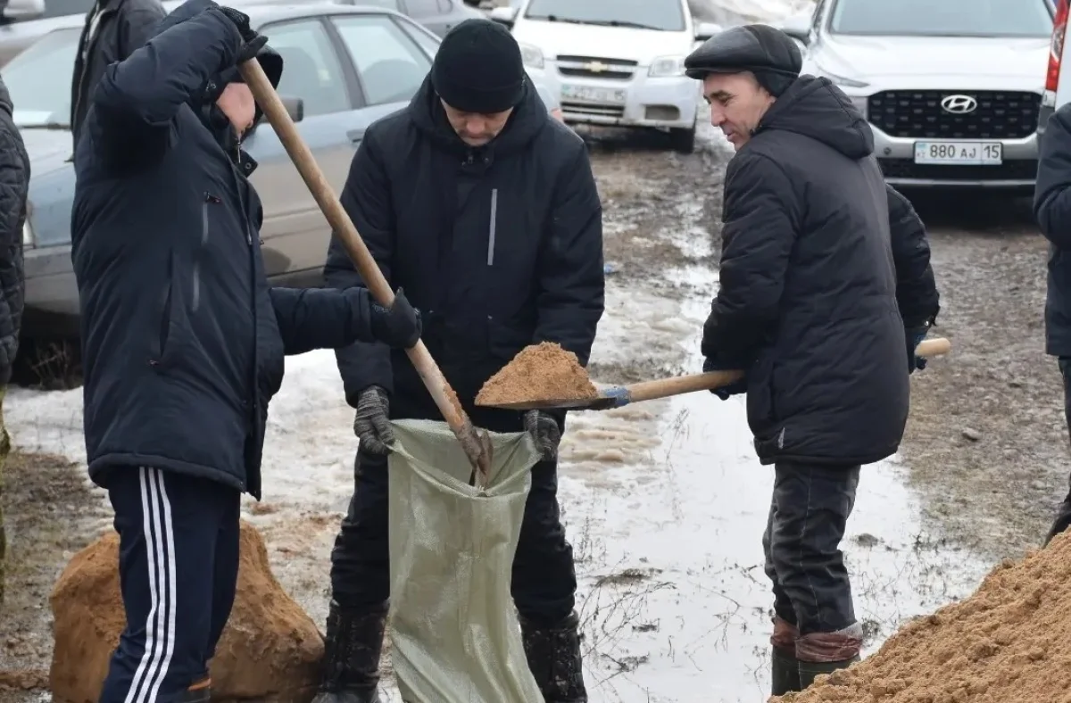 Аманатовцы участвуют в противопаводковых мероприятиях на севере Казахстана