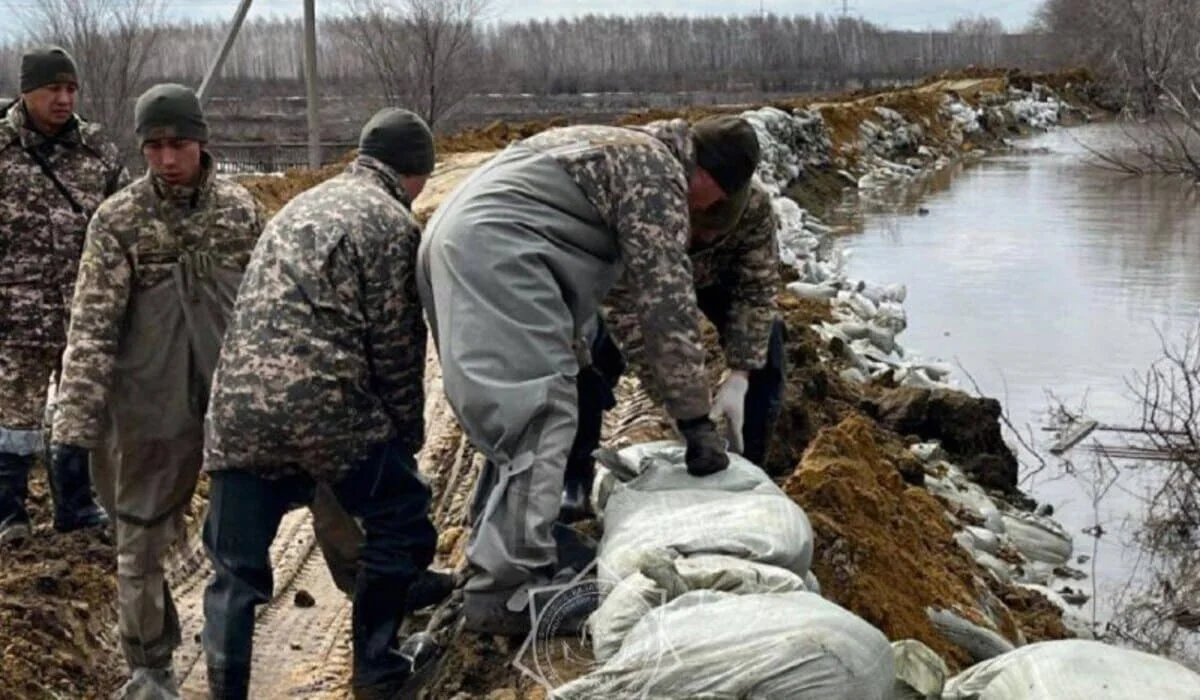 Из-за угрозы подтопления укрепляют границы поселка близ Астаны