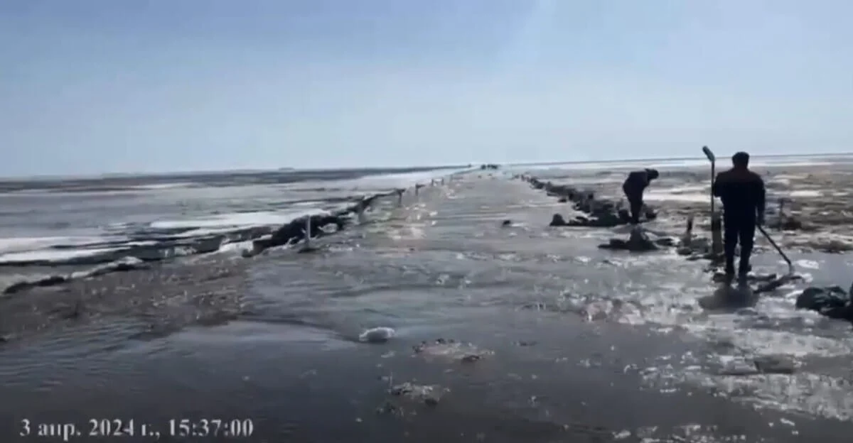 Талые воды подтопили дороги в четырех областях Казахстана