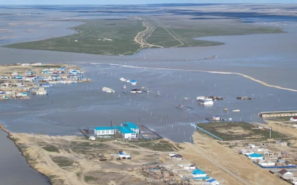 Вода заливает село в Актюбинской области из-за прорыва дамбы